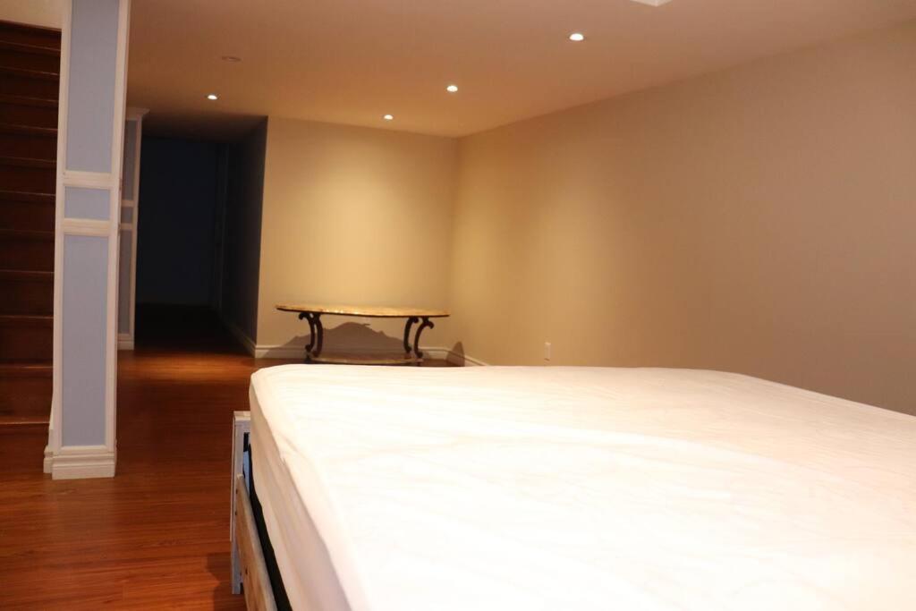 Entire 4 Bed Room Detached Residential Home เอแจ็กซ์ ภายนอก รูปภาพ