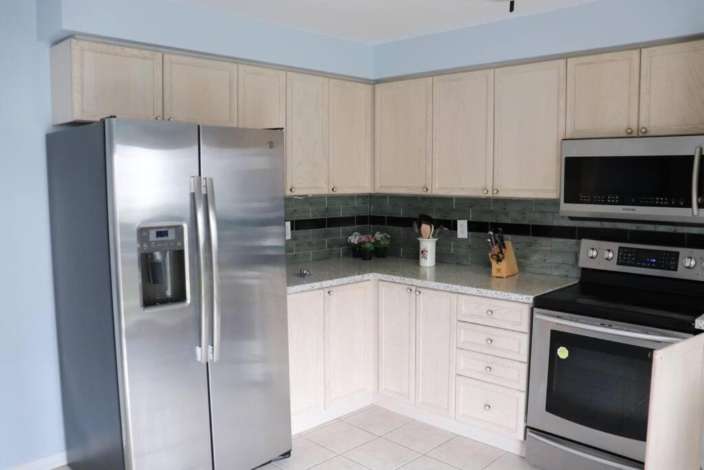 Entire 4 Bed Room Detached Residential Home เอแจ็กซ์ ภายนอก รูปภาพ