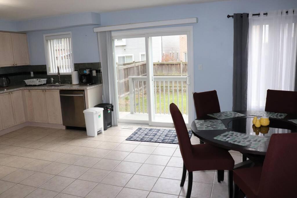 Entire 4 Bed Room Detached Residential Home เอแจ็กซ์ ภายนอก รูปภาพ